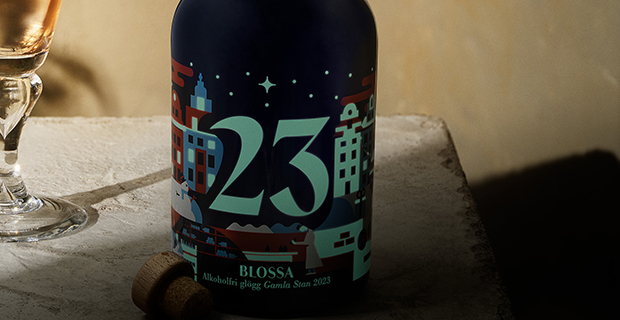 Den nya flaskan har motiv från Gamla stan i Stockholm, med detaljer som lyser när mörkret faller.